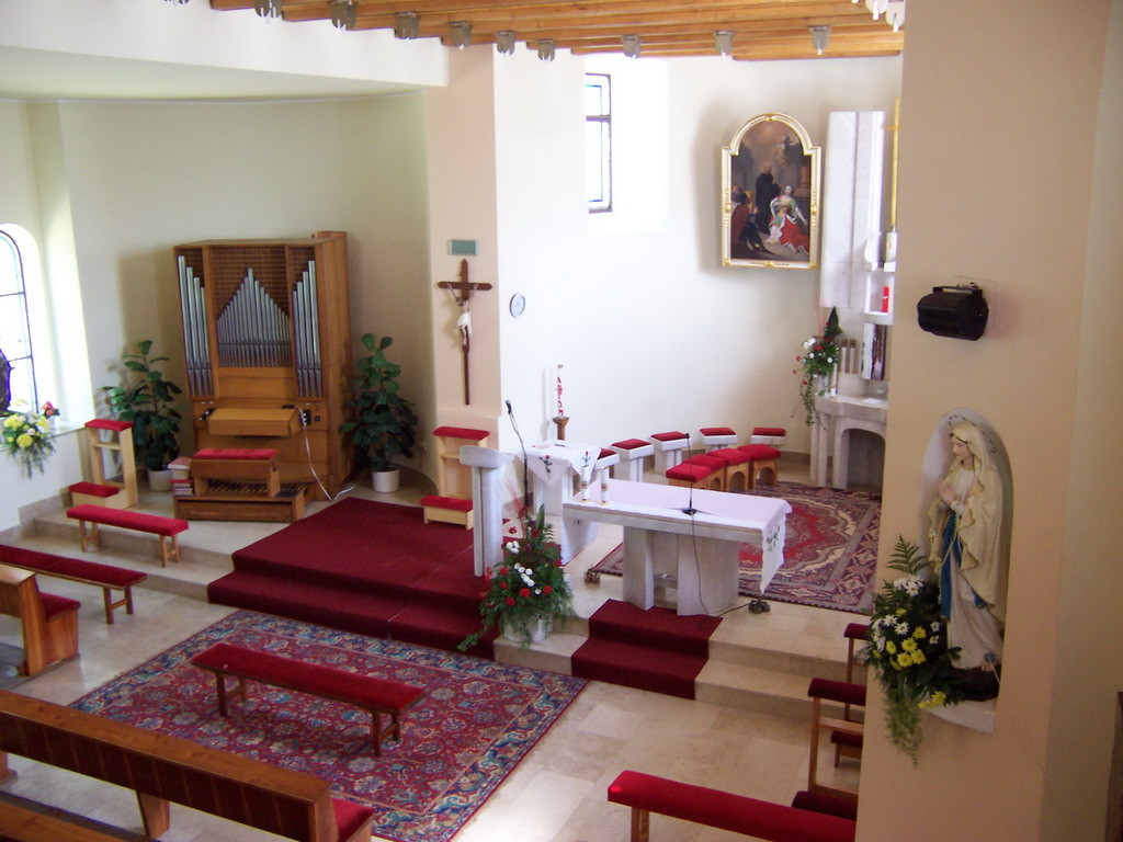 Súčasný interier kostola vo Visolajoch
